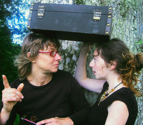 Avec Mallorie Fanéon (à droite), Laurence Durand a créé un spectacle de rue dans lequel deux personnages un peu clowns viennent parler de la société.