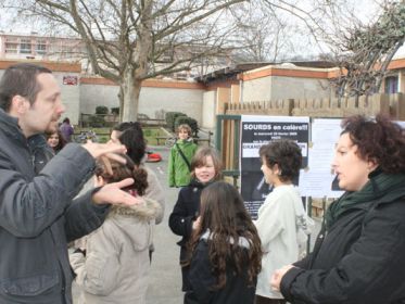 Les parents délèves, inquiets pour lavenir, ont manifesté hier, devant des établissements de Ramonville.