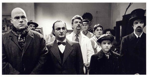 Les comédiens : de gauche à droite : Jean-Yves Augros, Levent Beskardes, Mathias-Henri Glenard, Joël Chalude, Victor Abbou, Fanny Druilhe, Isabelle Toustain (demi visage front) et les 2 autres noms (?).